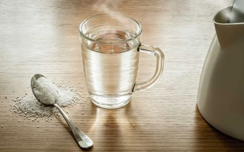 Sử Dụng Muối và Nước Ấm
